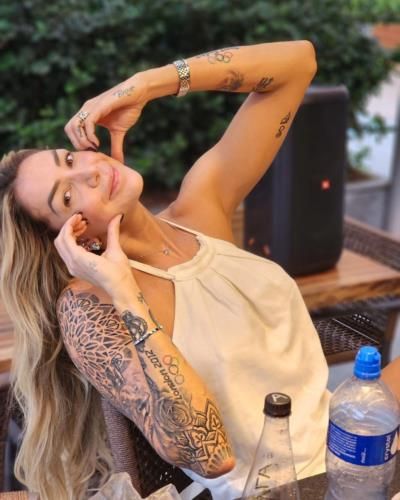 Thaisa Daher celebrates hamburger day at home with friends