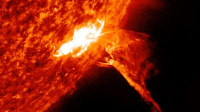 Powerful solar flare unleashes colossal plasma plume, sparks radio blackouts across South Pacific (video)