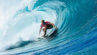 Ewing ousts Slater on way to Pipe Pro quarter-finals
