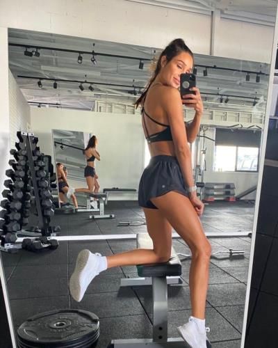 Dedication and Determination: Crushing It at the Gym with Kayla Itsines!