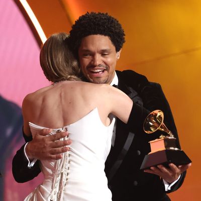 Lip readers have revealed Taylor Swift’s sweet on-stage conversation with Trevor Noah and it’s going viral