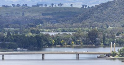 Police seeking witnesses after truck towing digger allegedly stuck Commonwealth Bridge