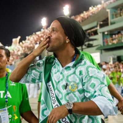 Ronaldinho Captivates with Playful Gesture amid Fans' Enthusiasm