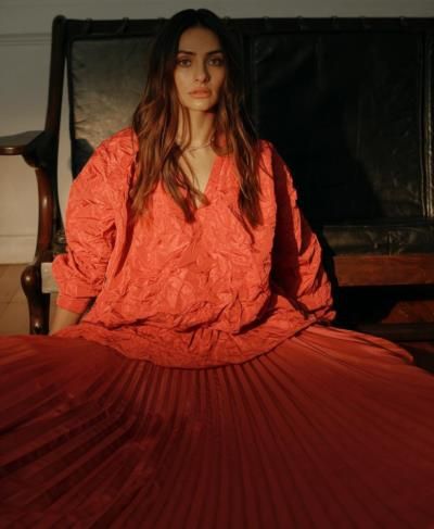 Renata Notni's Versatile Style Shines in Glamorous Photoshoot