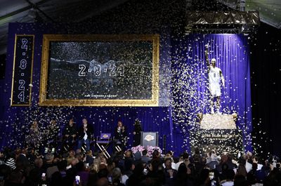 The 12 best photos of the Lakers’ new Kobe Bryant statue