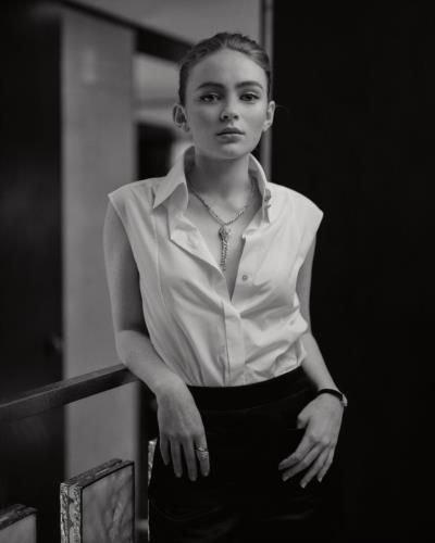 Sadie Sink: Captivating Beauty in Timeless Elegance and Chic Style