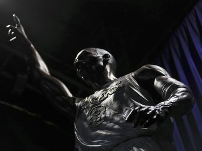The Lakers reveal the first of 3 statues of Kobe Bryant
