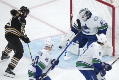 Bruins Blank Canucks 4-0 in Clash of Top Teams