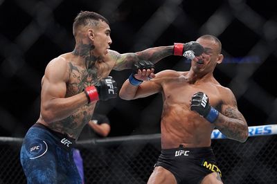 UFC free fight: Andre Fili puts away Sheymon Moraes in first-round KO, wins $50K bonus
