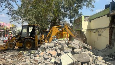 Removal of encroachments begins at Tiruvannamalai for road widening