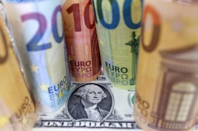 Dollar eases as market shrugs off inflation revision