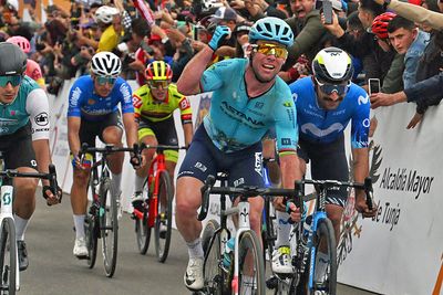 Tour Colombia: Mark Cavendish pips Gaviria for stage 4 victory