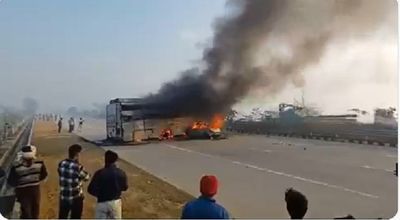 5 people burnt alive after car rams bus on Yamuna Expressway in Uttar Pradesh