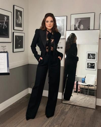 Elizabeth Gillies Stuns in All-Black Ensemble, Exudes Confidence and Glamour