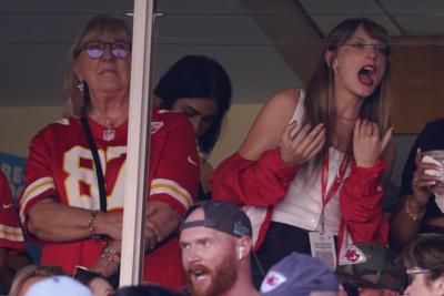 Taylor Swift's dad celebrates as Travis Kelce wins third Super Bowl