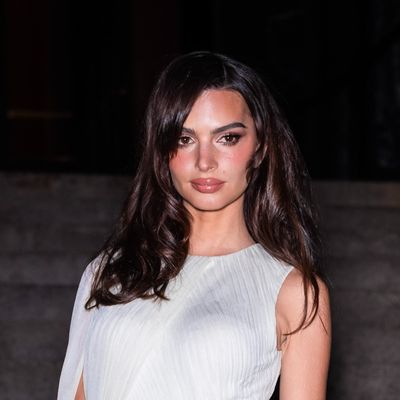 Apparently Emily Ratajkowski Has a Hidden Hair Cutting Talent