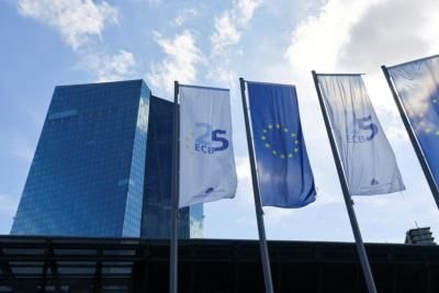 Eurozone Banks Warned of New Risks by ECB Supervisor