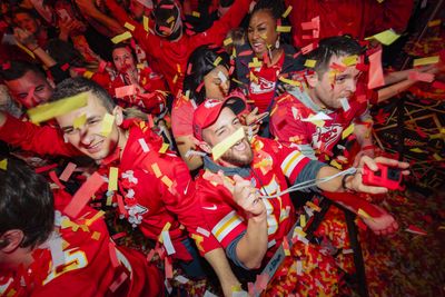 WATCH: Crowd roars at Power & Light District after Chiefs’ touchdown to win Super Bowl LVIII