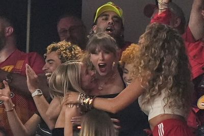 Taylor Swift wearing Travis Kelce’s Super Bowl hat and posing is the ultimate flex