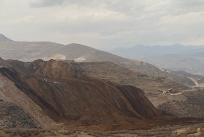 A landslide in Turkey has trapped 9 gold mine workers