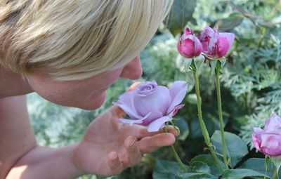 Smelling Familiar Scents May Help Depressed Individuals In Their Recovery: Study