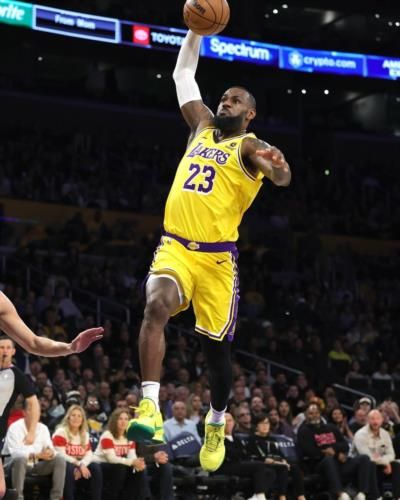 LeBron James: Dominating the Court with Unmatched Style and Precision