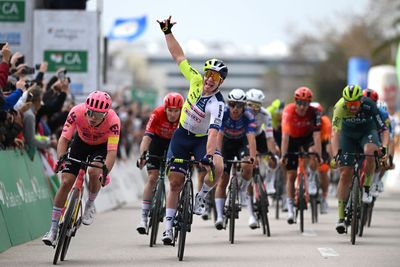 Volta ao Algarve: Gerben Thijssen fastest in opening sprint stage to take first leader's jersey