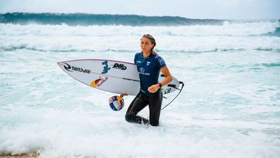 Wait continues for champion Picklum at Sunset surf pro