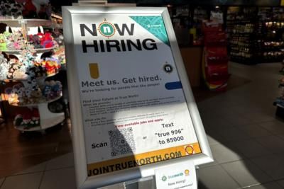 Jobless Claims Fall, Labor Market Resilient Despite Interest Rates