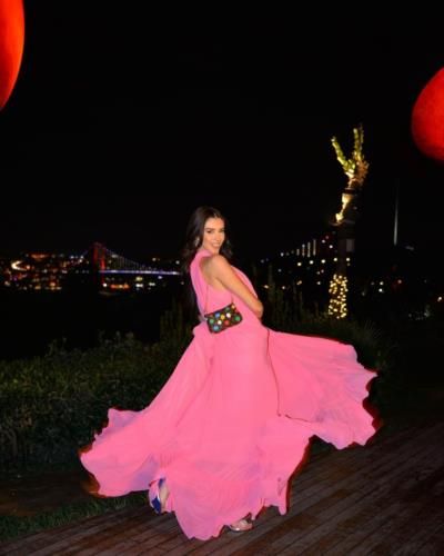Nursena Say shows charming grace in elegant pink attire