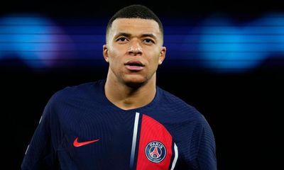 Kylian Mbappé tells PSG he will leave in summer as suitors circle for signature
