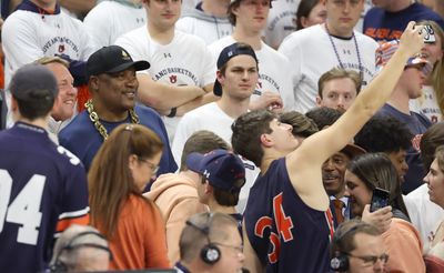 Bo Jackson appeared to have a hilarious reason for rejecting a fan’s selfie request at an Auburn game