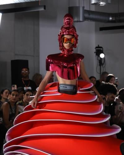 London Fashion Week celebrates 40 years, showcasing young talents' creativity