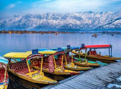 J-K: Icy cold grips Srinagar as tourists enjoy Shikara rides on Dal Lake