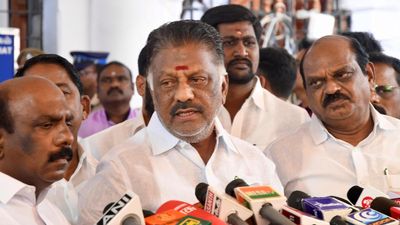Panneerselvam accuses Palaniswami of collaborating with DMK