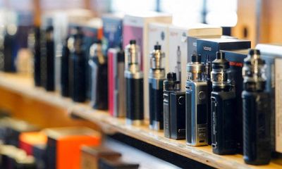 Health minister accuses vaping lobby of targeting children after industry ad campaign against ban