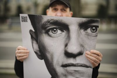 As the world mourns Navalny, leaders and supporters point at Russia's government