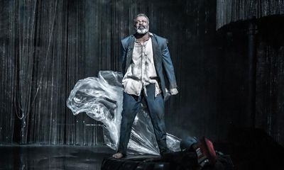 King Lear review – Yaël Farber’s modern-dress take is shockingly vicious and supremely moving