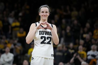 Why fans are roasting Michigan for writing letters to Caitlin Clark on her record-setting night