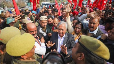 Street protests held in favour of farmers’ demands in J&K, scores detained