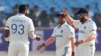 3rd Test: Indian players wear black armbands to pay tribute to Dattajirao Gaekwad