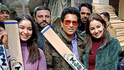 Batting for Kashmir willow: Sachin visits factory in Pulwama
