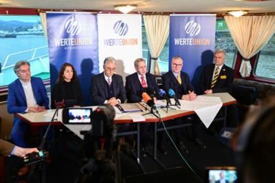Former German spy chief starts right-wing party