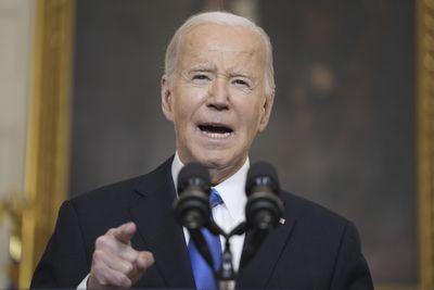 Biden says he told Zelenskyy he’s ‘confident’ US will renew aid to Ukraine