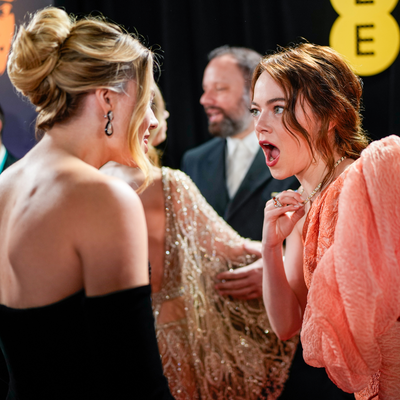 Margot Robbie and Emma Stone's hilarious red carpet gossiping is going viral