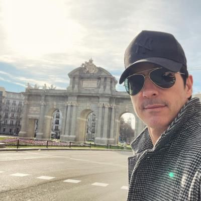 Effortless Cool: Mauricio Ochmann's Stylish Selfie Moments Captured with Flair