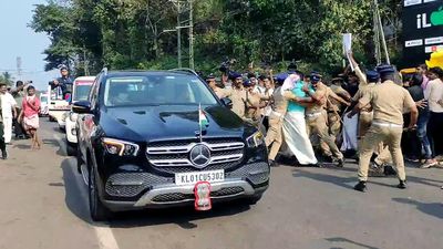 Governor again steps out of his car to face SFI activists