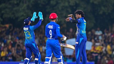Big-hitting Mathews helps Sri Lanka to 187 for six
