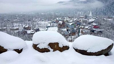 J&K: Snowfall continues in Kashmir; Jammu-Srinagar highway remains closed