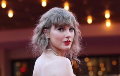 Taylor Swift Rocks Natural Curls In Sydney, Australia Outing